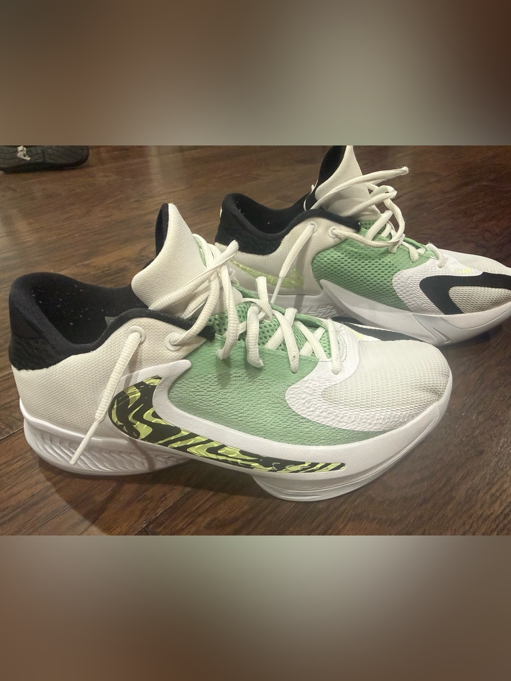 Kids Nike Freak 4GS white/black/barely volt size 7 youth, women’s 8